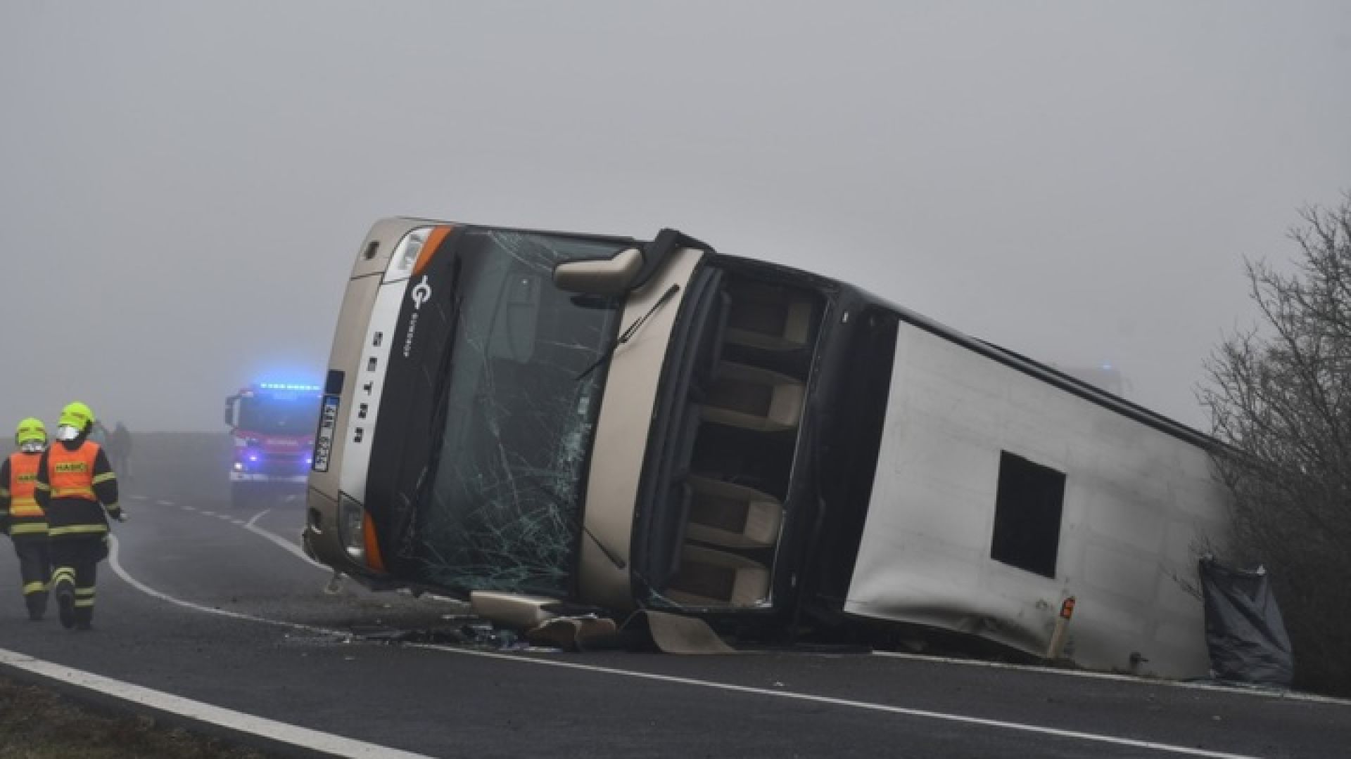 Двуетажен автобус превозващ група от 70 ученици от 15 до