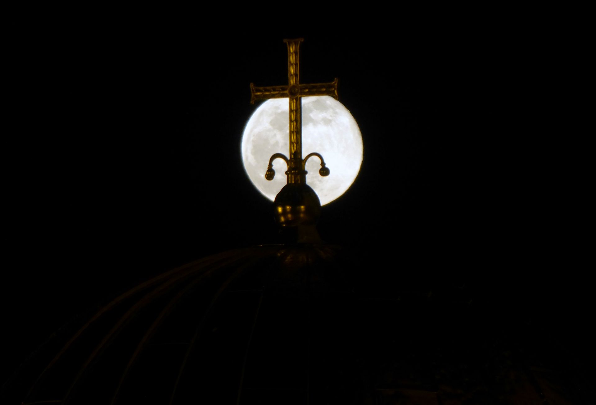 Пълната луна се подава зад един от кръстовете на храм - паметник "Свети Александър Невски".