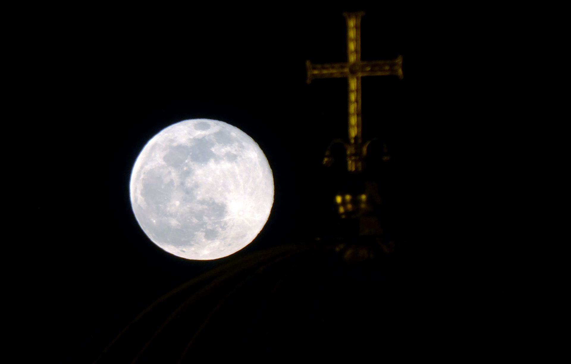 Пълната луна се подава зад един от кръстовете на храм - паметник "Свети Александър Невски".