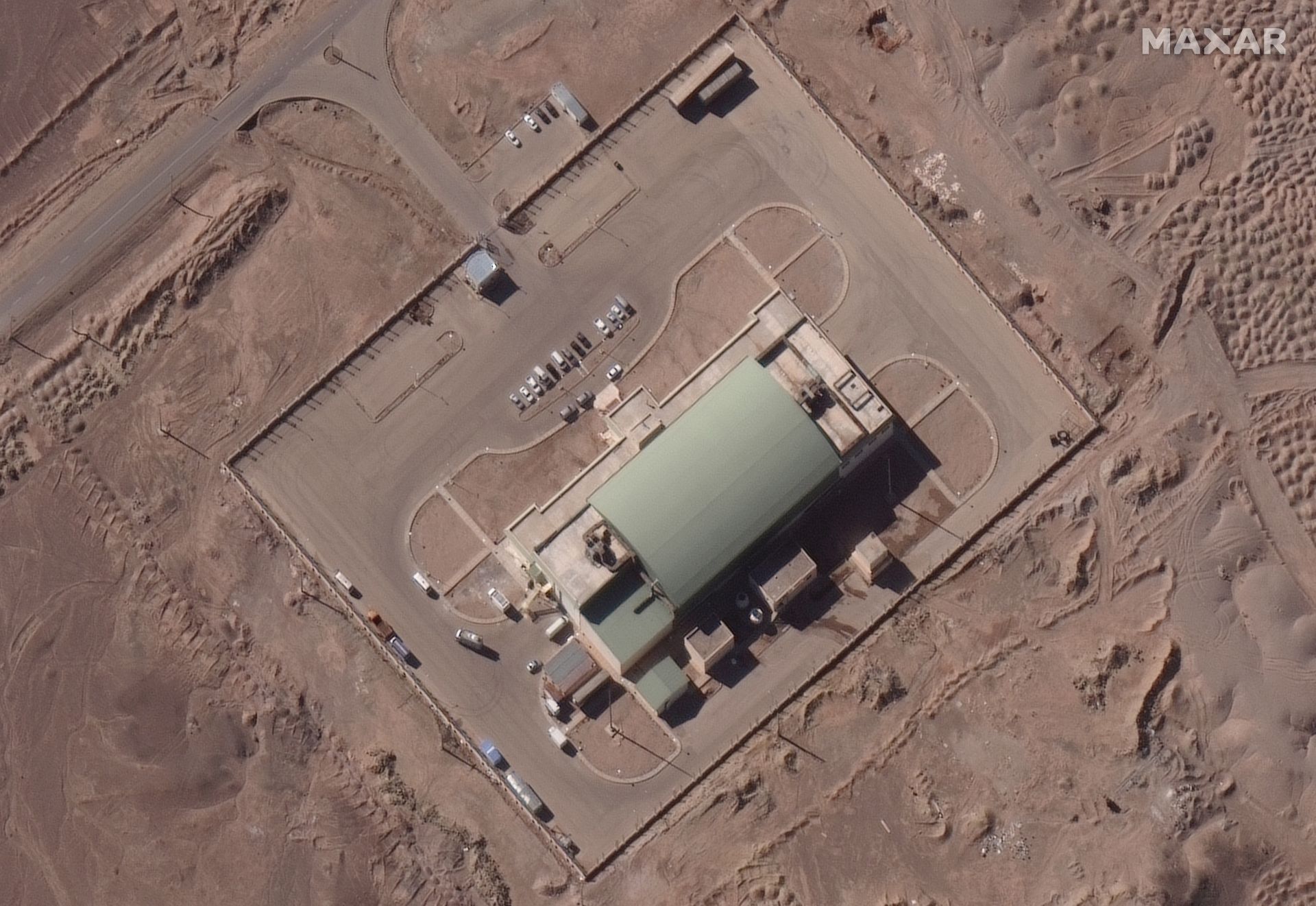 Това сателитно изображение от 4 февруари показва подготовка на ракета за изстрелване на сателита