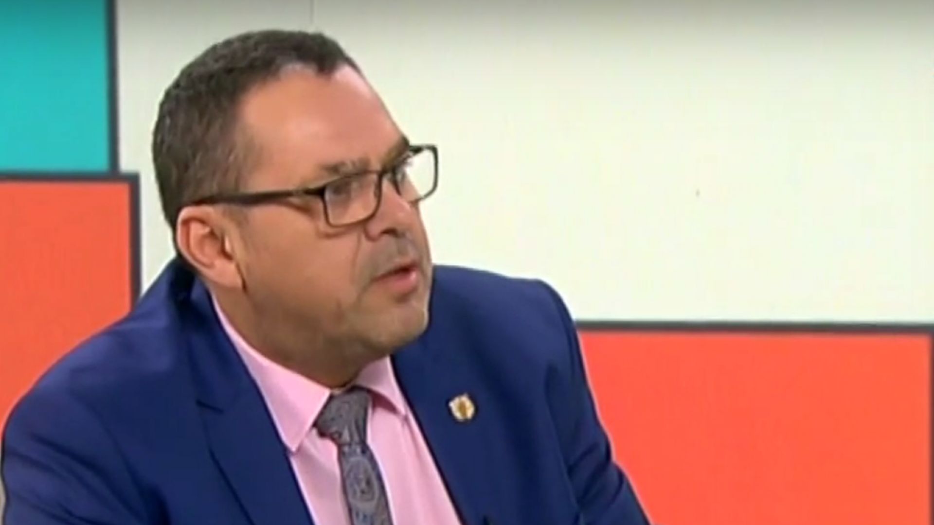 Началникът на митническия пункт Калотина имал твърда миза каза директорът