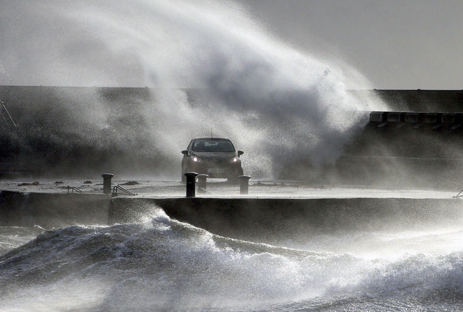 Силна буря във Великобритания: превозите по море и на стоки суша бяха временно спрени