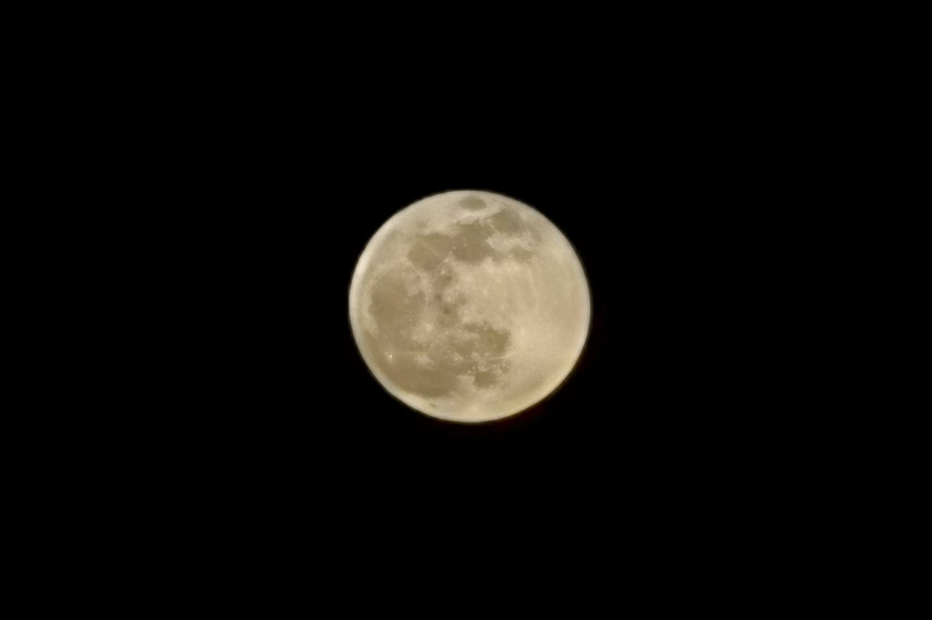 Луната, снимана с Huawei Mate 30 Pro