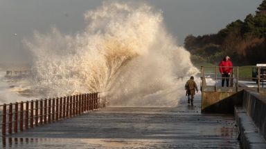 Мощният циклон Денис заля пътища в Норвегия и наводни град в Дания