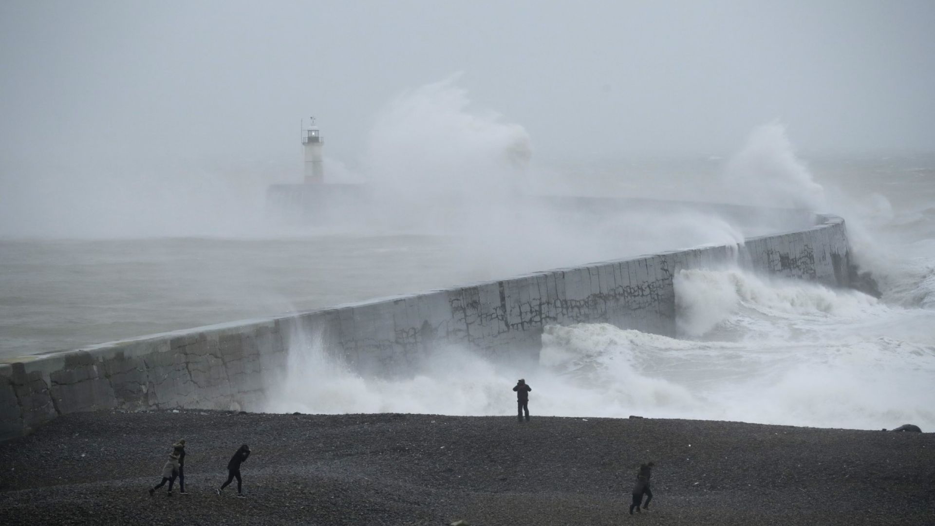 Висша степен на опасност във Великобритания заради циклона Юнис