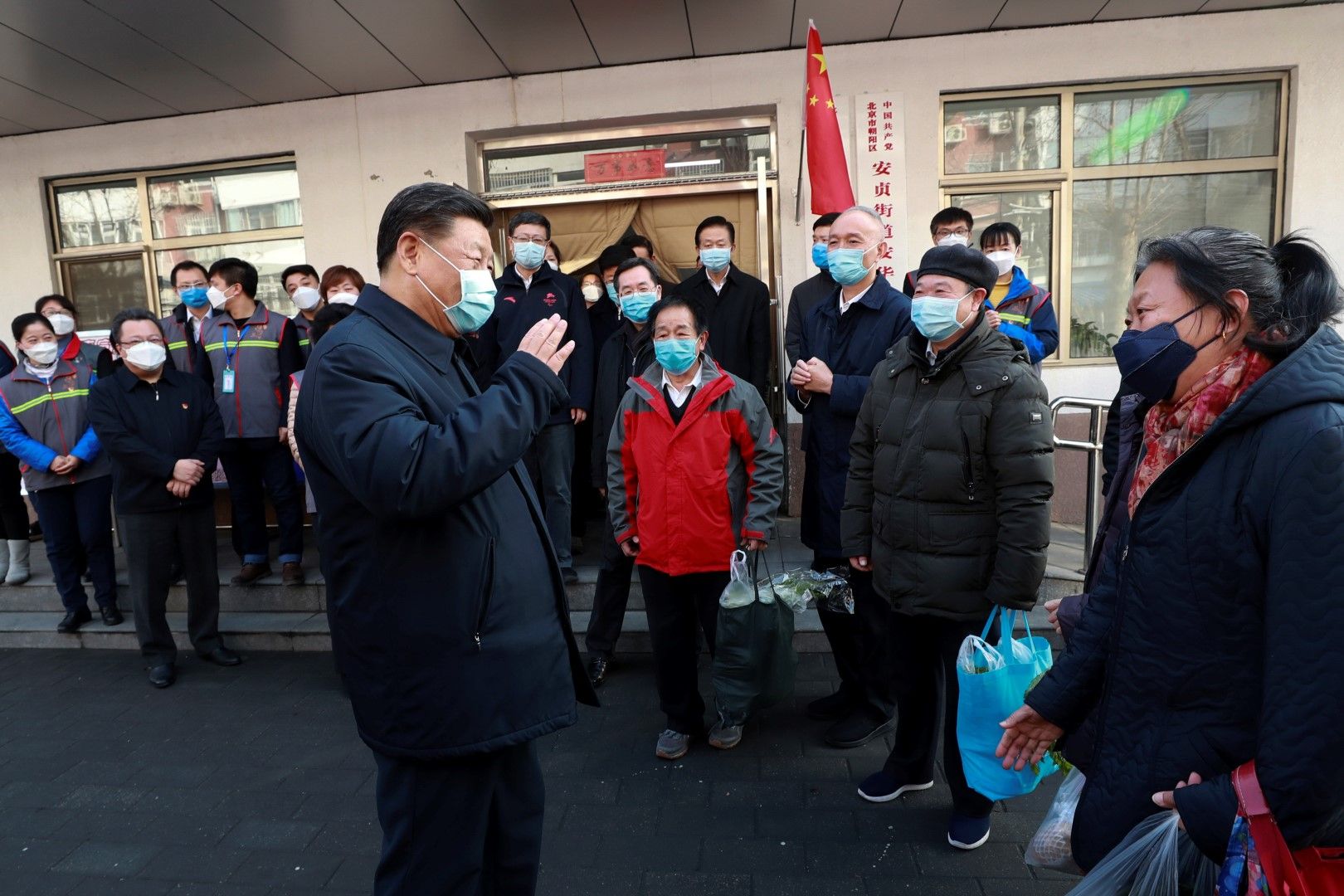 В първата си публична проява от началото на кризата президентът Си Цзинпин  посети на 10 февруари болница за пациенти с коронавирус в Пекин