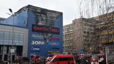 Пожар в столичен мол, горя фасадата на търговския център