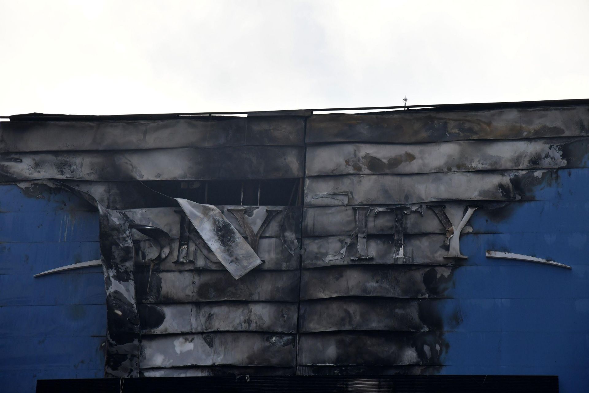 Огънят е бил съсредоточен по фасадата на сградата, но заради отвори, той е навлязъл навътре. 