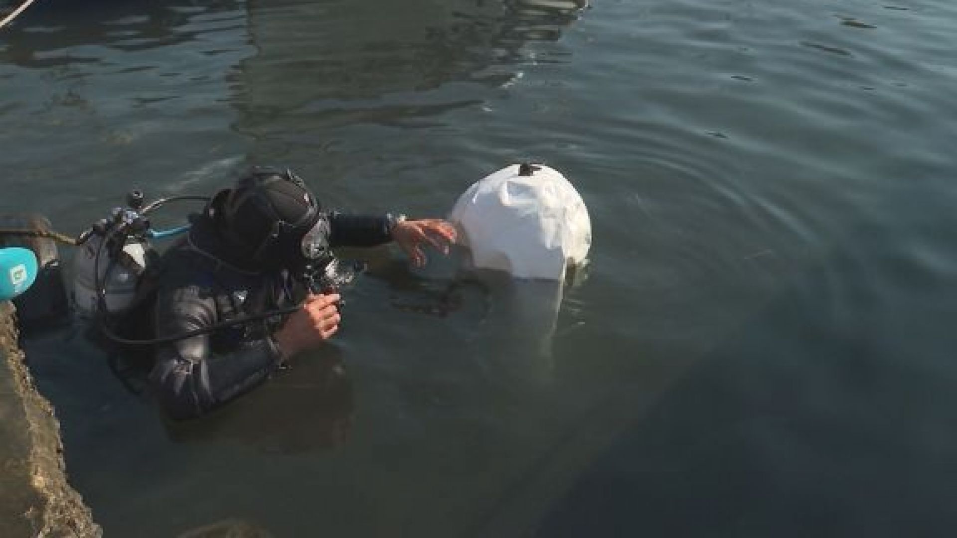 Водолаз сам почисти от автомобилни гуми рибарското пристанище в Созопол