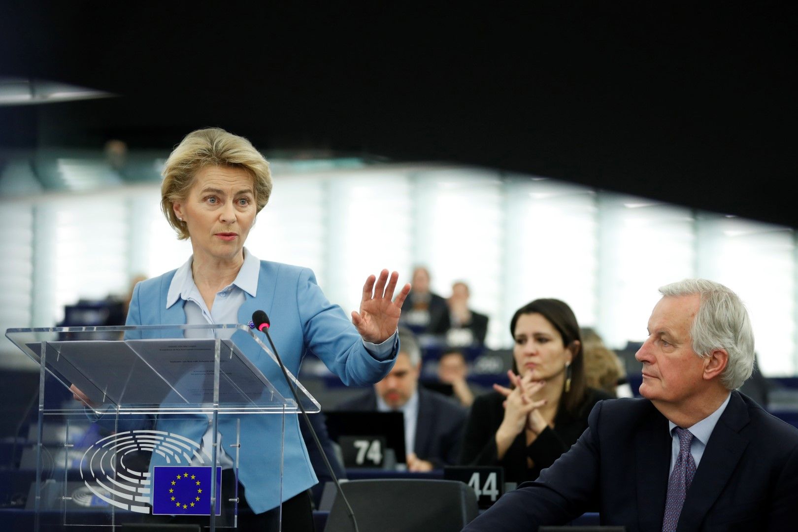Урсула фон дер Лайен говори пред Европейския парламент за отношенията между ЕС и Великобритания, до нея вдясно е главният преговарящ Мишел Барние