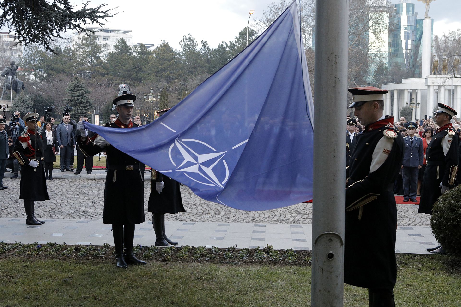 Пред парламента в Скопие вече се вее знамето на НАТО