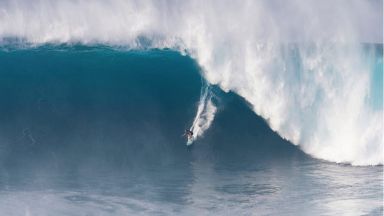 Спасиха с джет известен сърфист след сблъсък с опасни вълни,  в тежко състояние е (видео)