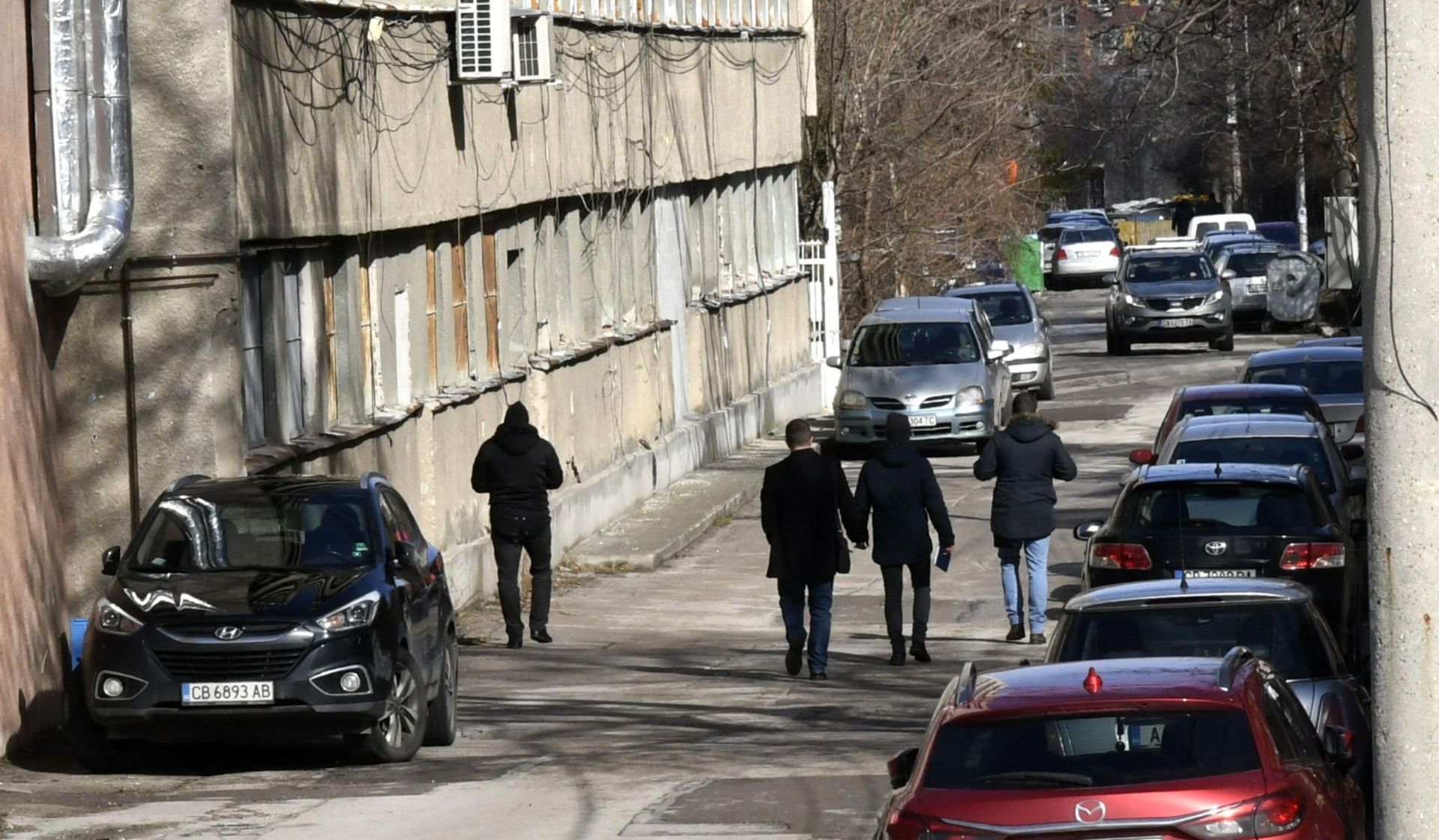 Полицаи оглеждат улица, по която може да е избягал крадеца при обира на клон на Пощенска банка 