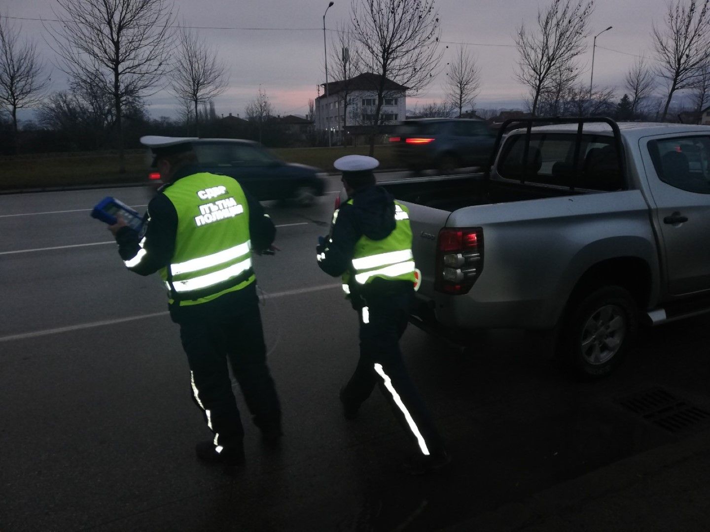 Пътна полиция проверява автомобили с газ анализатор