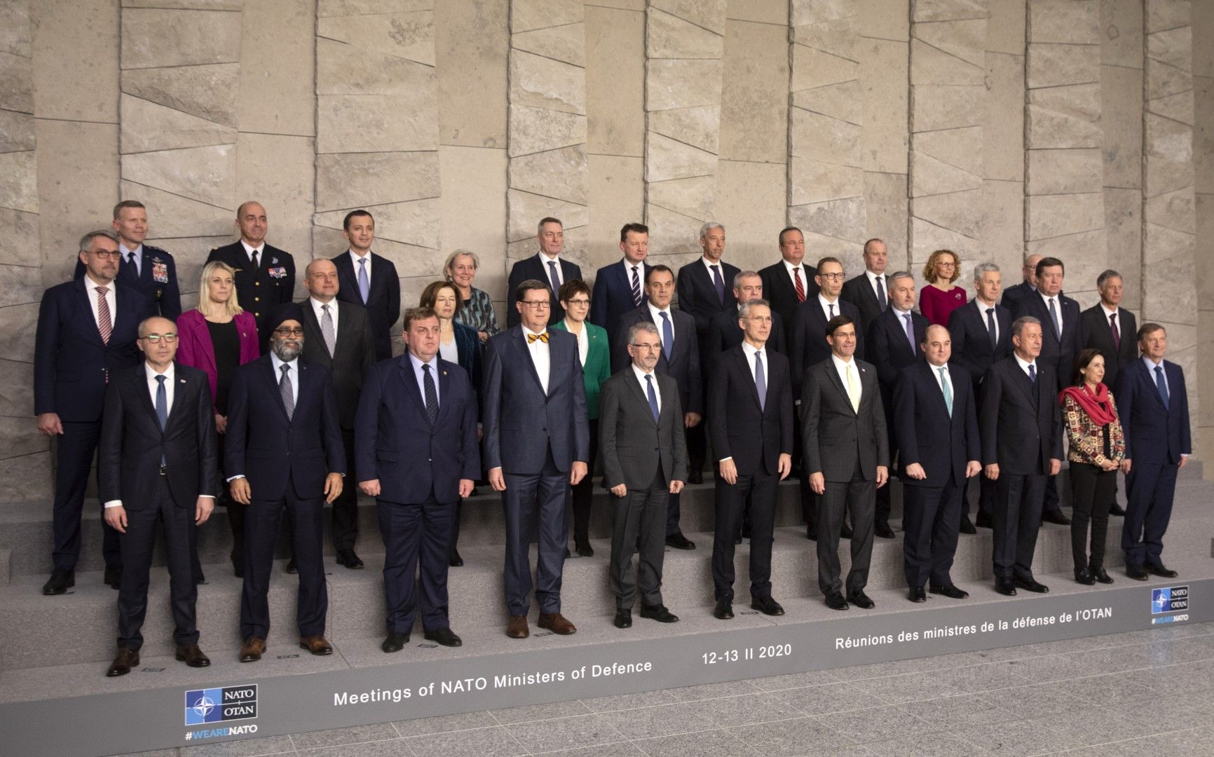 Министрите на отбраната на страните членки на НАТО се събраха на заседание в централата на алианса, 12 февруари 2020. Българският министър Красимир Каракачанов е третият отляво на първия ред