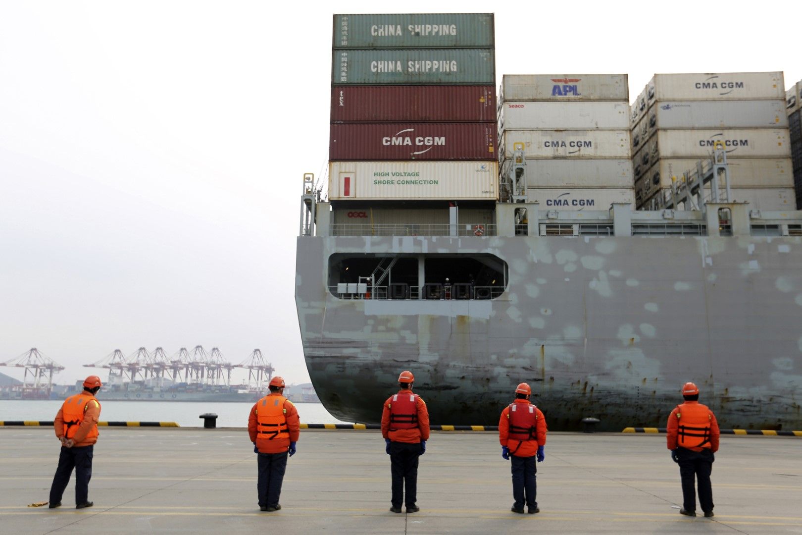 Контейнеровоз пристига в китайско пристанище. Много предприятия в страната спряха работа заради епидемията от новия коронавирус