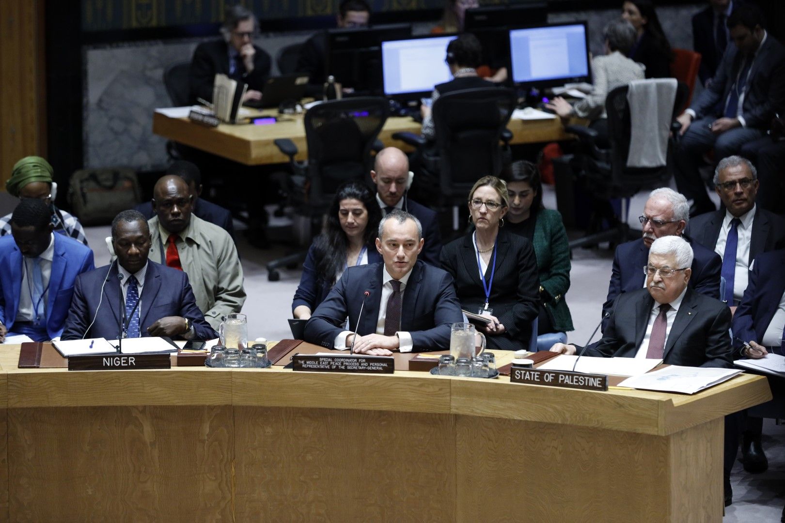 Специалният координатор на ООН за Близкия изток Николай Младенов (в средата) докладва пред Съвета за сигурност за ситуацията в района. До него вдясно е президентът на Палестинската автономия Махмуд Абас, 11 февруари