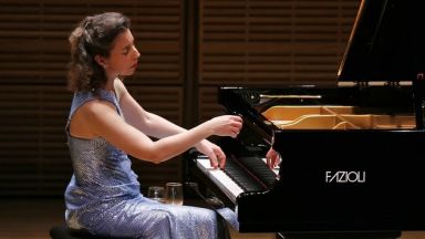Германски хамали потрошиха уникалния роял на канадска виртуозна пианистка