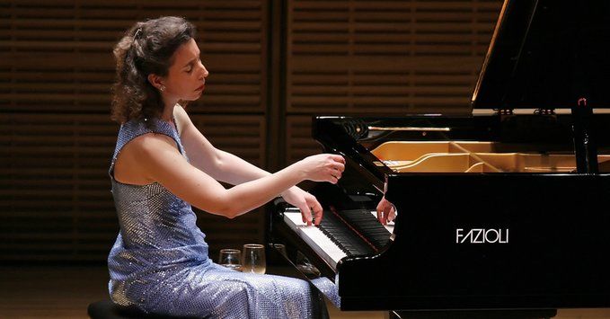Анджела Хюит на концерт с любимия си роял "Фацоли"