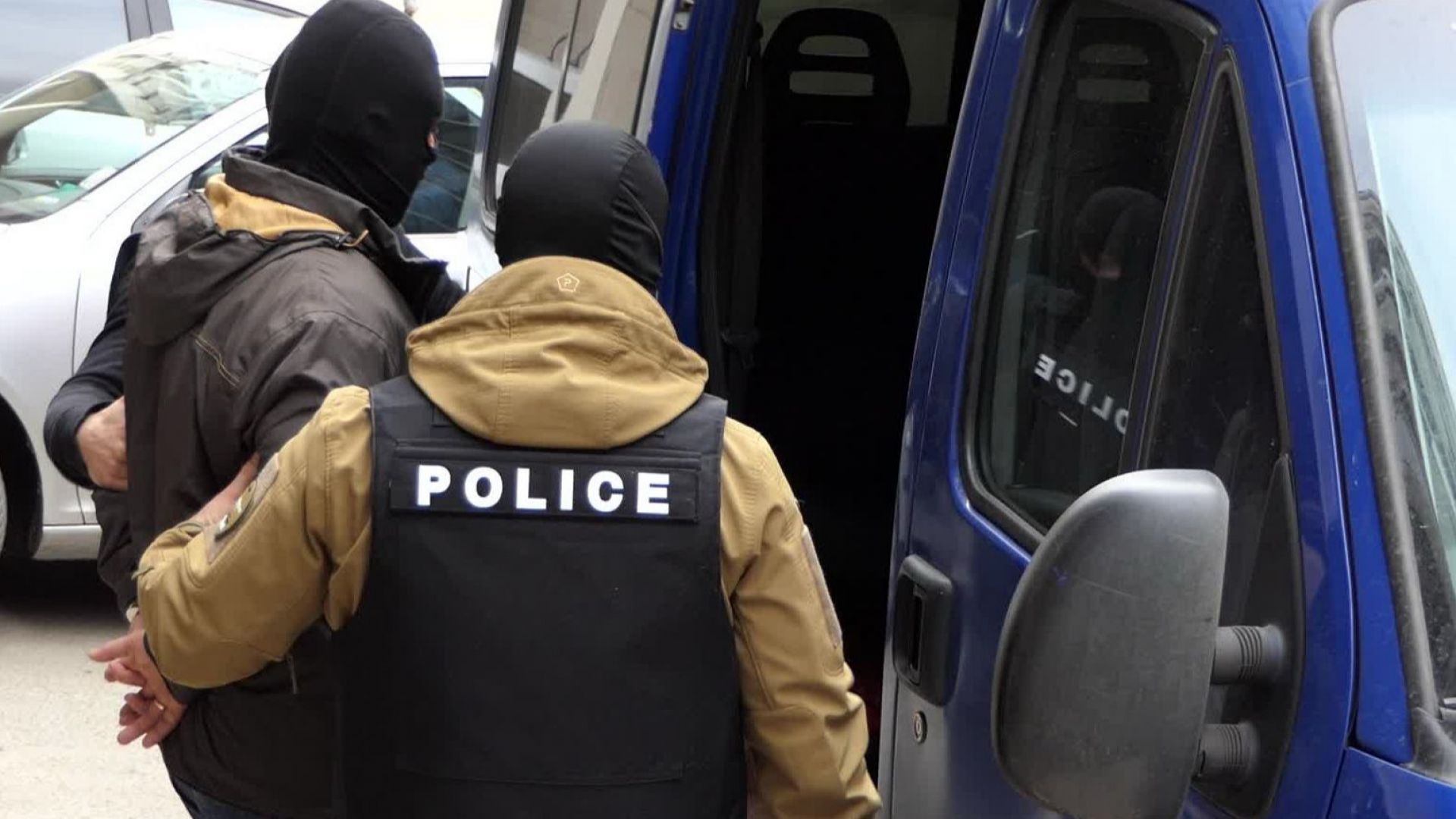 Двама разследващи полицаи от Главна Дирекция Гранична полиция бяха задържани