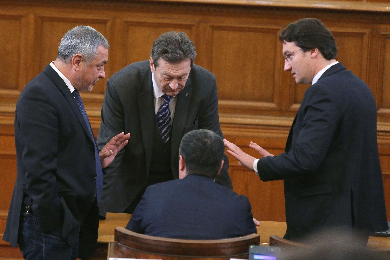 Валери Симеонов, Таско Ерменков, Крум Зарков разговарят в пленарната зала на парламента