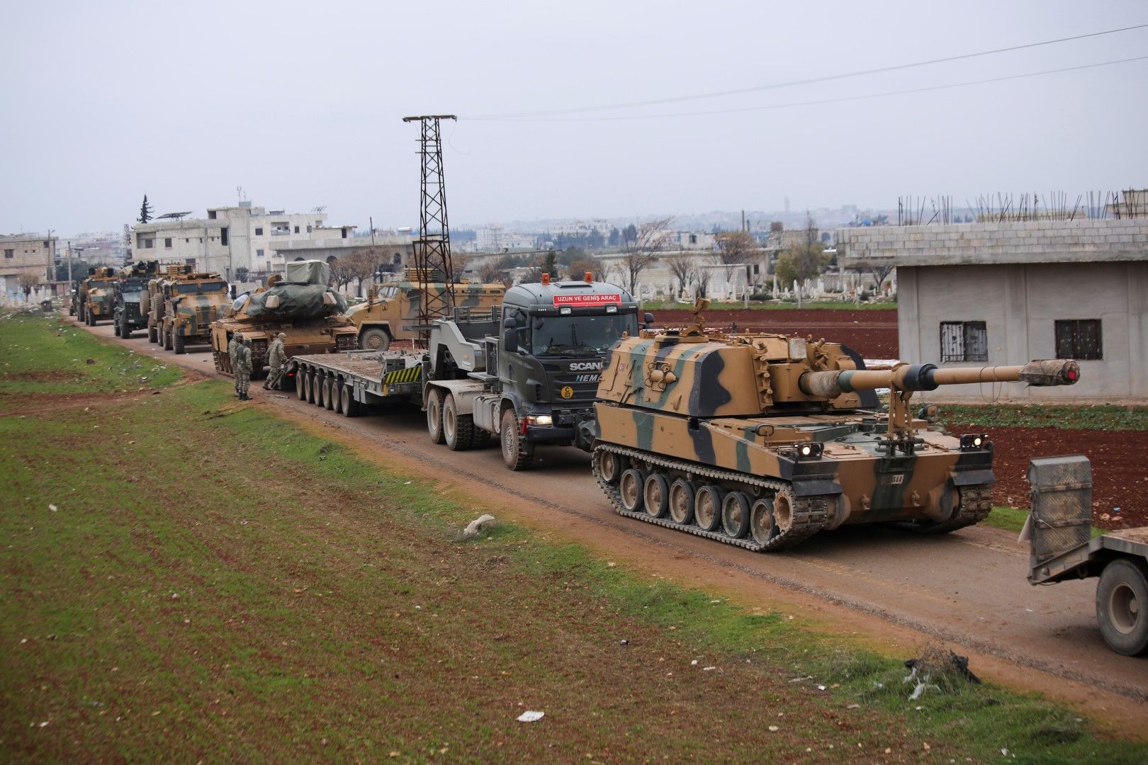 Турска военна колона минава край град Идлиб