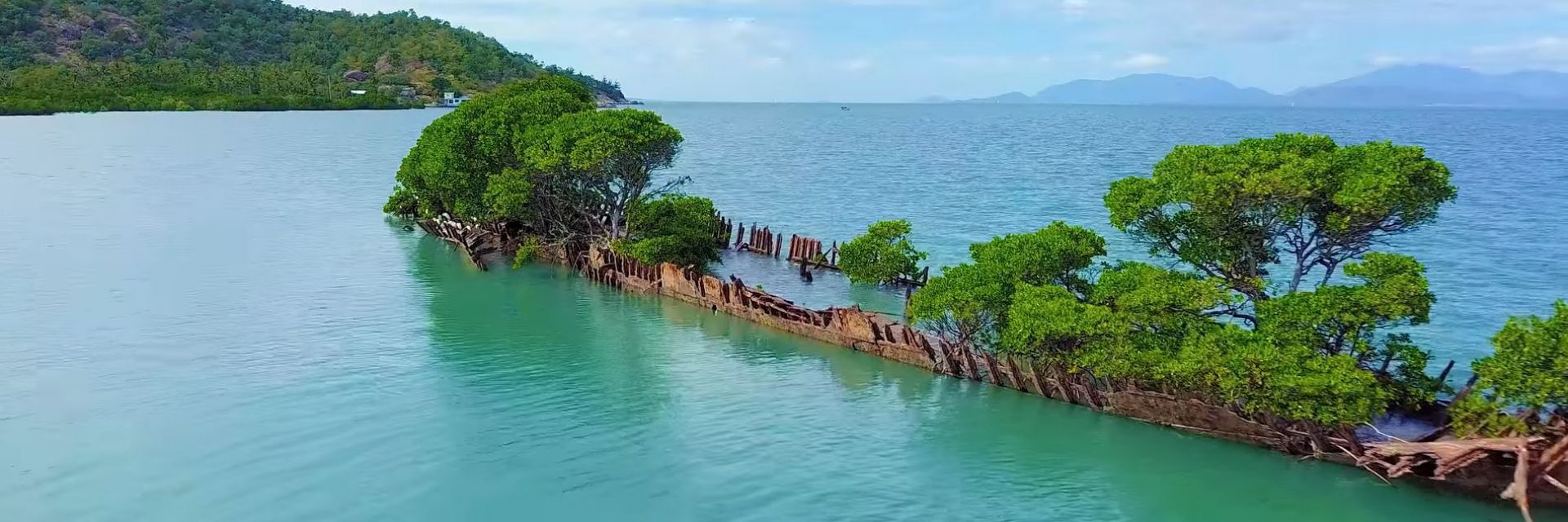 Кораб от 19-и век, превърнал се в остров