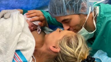 Енрике Иглесиас и Анна Курникова показаха новородената си дъщеря