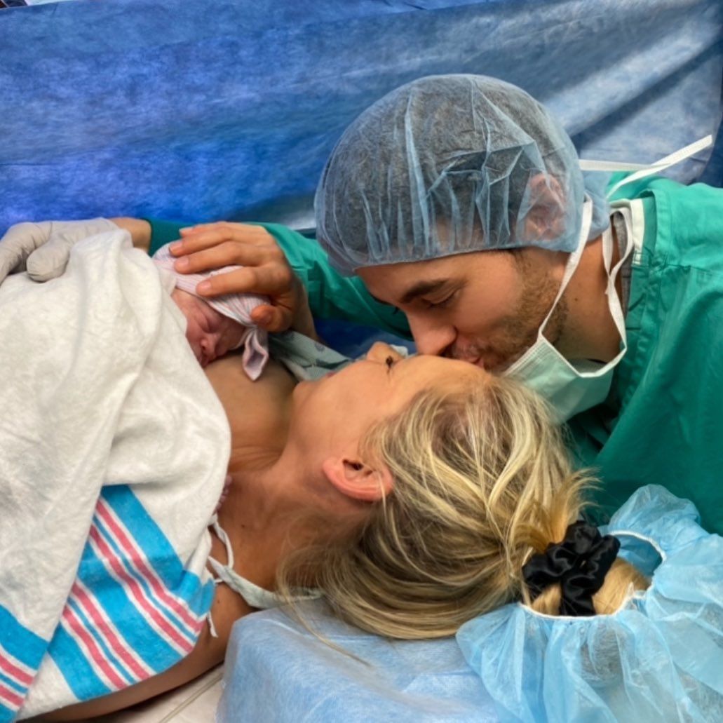 Енрике и Ана в болницата след раждането на Маша