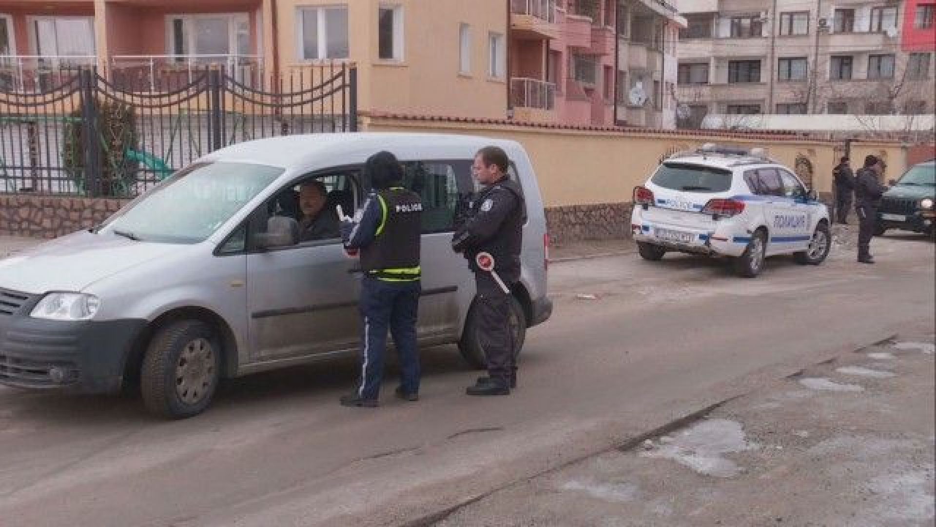 Полиция и жандармерия нахлуха в ромския квартал на Самоков 