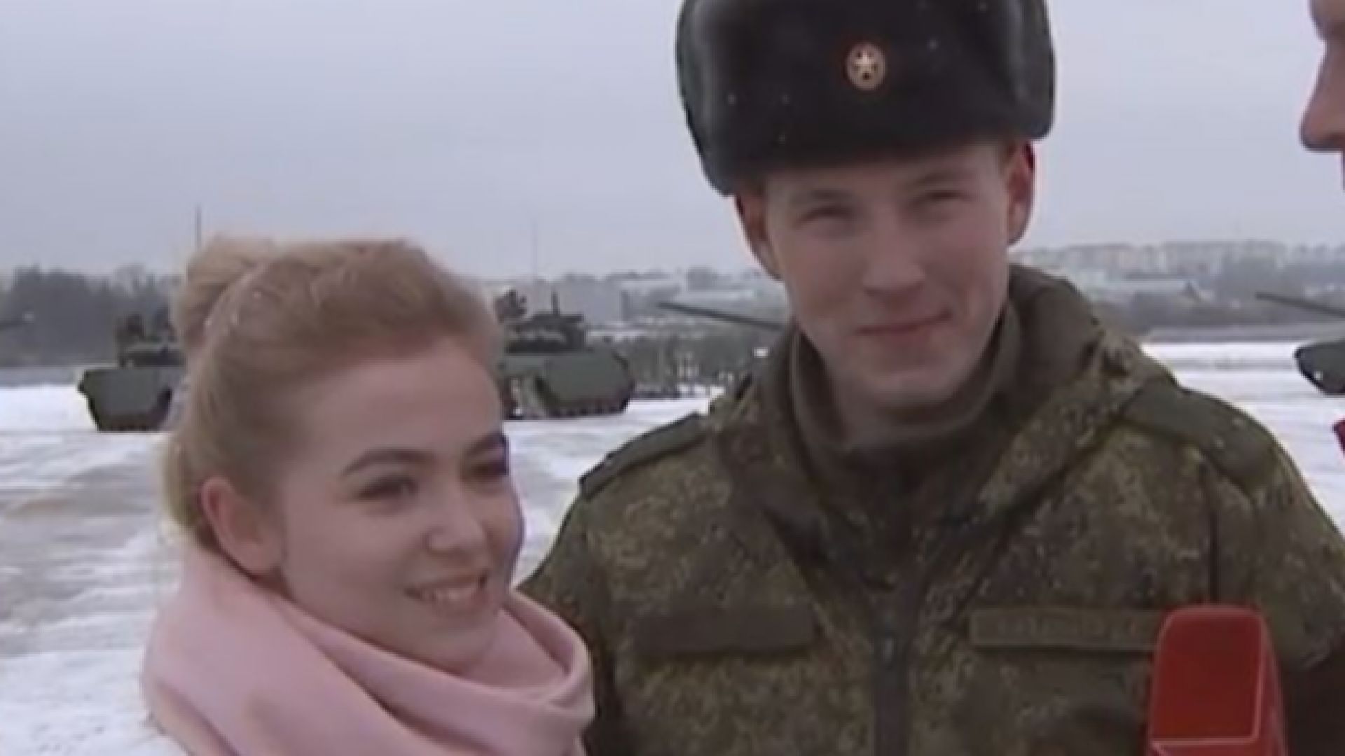 Руска невеста каза "да" сред сърце от 16 танка (видео)