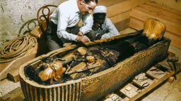 Британският Индиана Джоунс, който отвори саркофага на Тутанкамон, но проклятието не го застигна (архивни снимки)