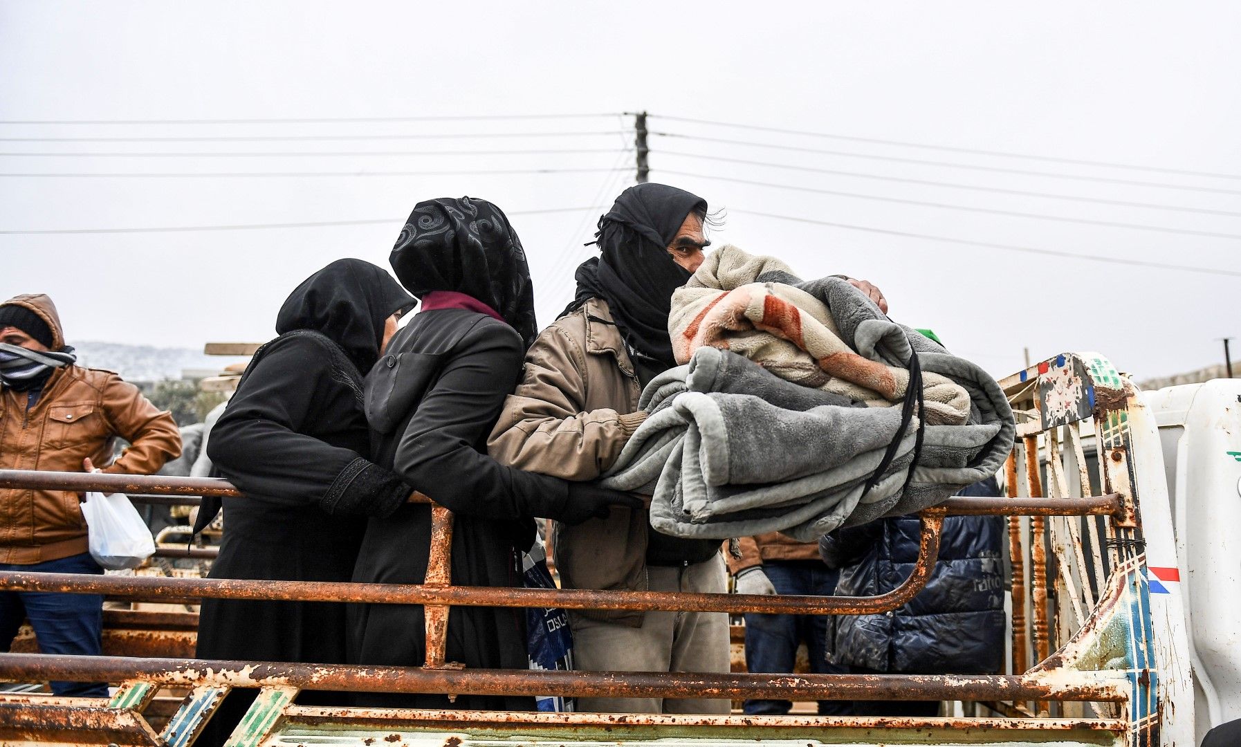 Цивилни сирийци бягат на север в провинция Идлиб към границата с Турция след офанзивата на сирийската правителствена армия, подкрепена от руска авиация