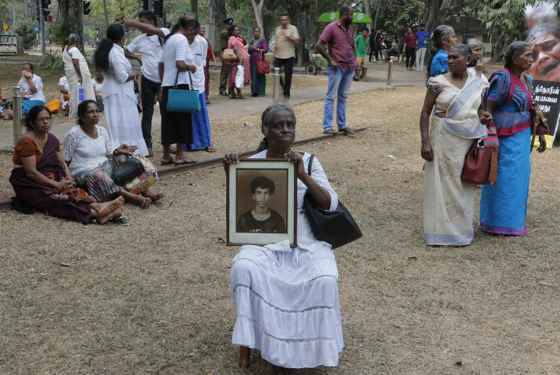 В Шри Ланка близки плакаха над снимки на изчезнали по време на протест навръх празника