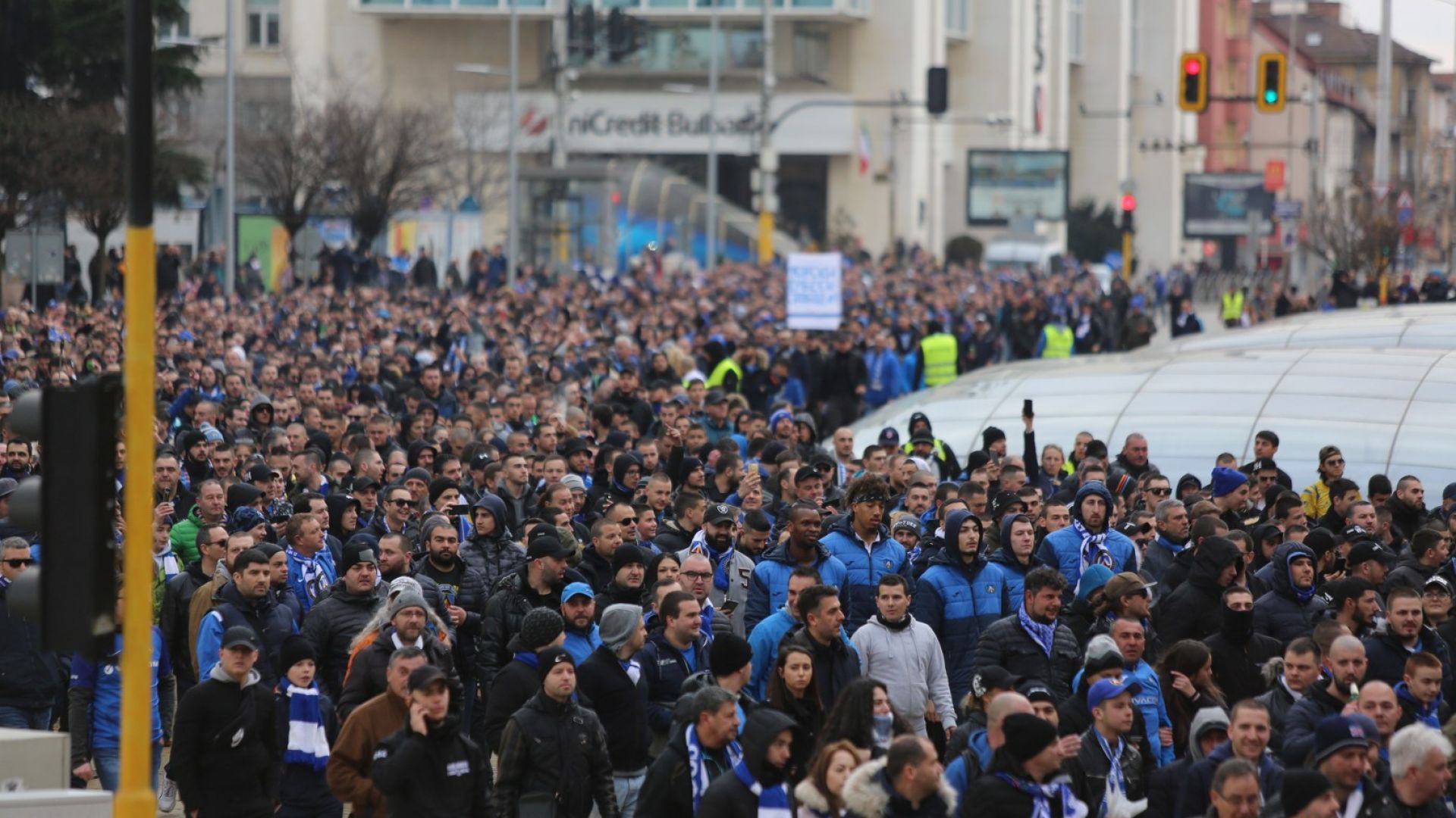 Хиляди "сини" фенове заляха центъра на София (галерия)