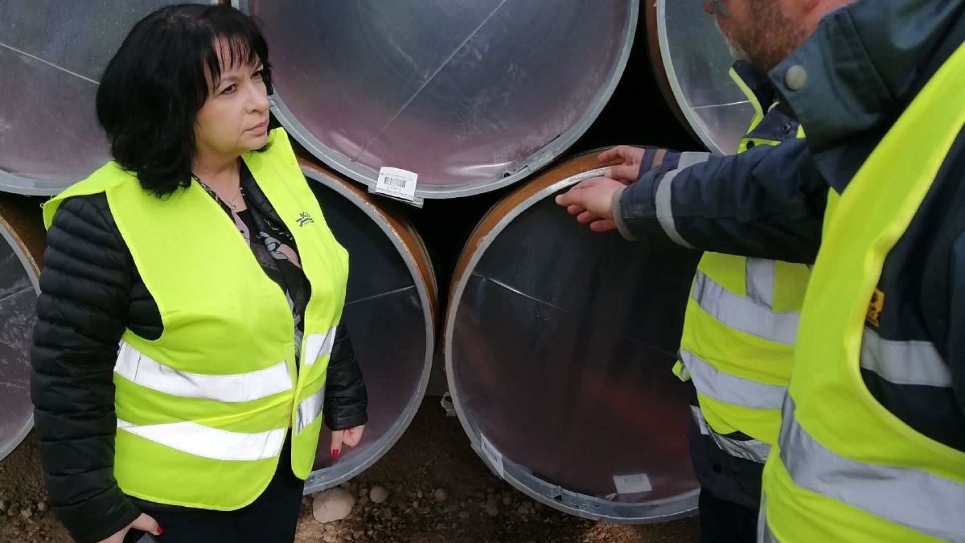 Министър Петкова инспектира доставката на тръбите за газовата връзка с Гърция
