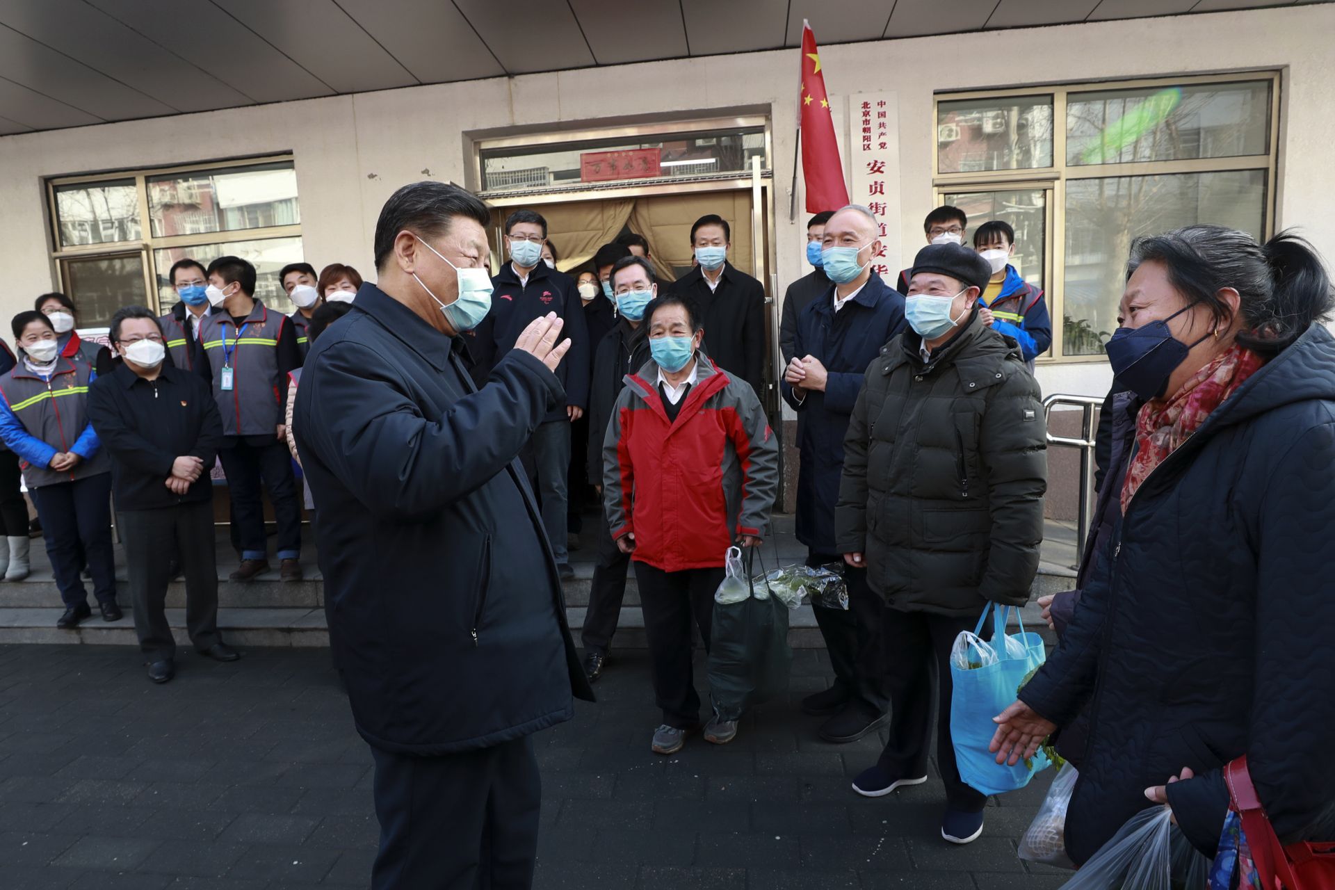 Преди няколко дни китайският президент сложи маска и провери как действат мерките срещу смъртоносния вирус