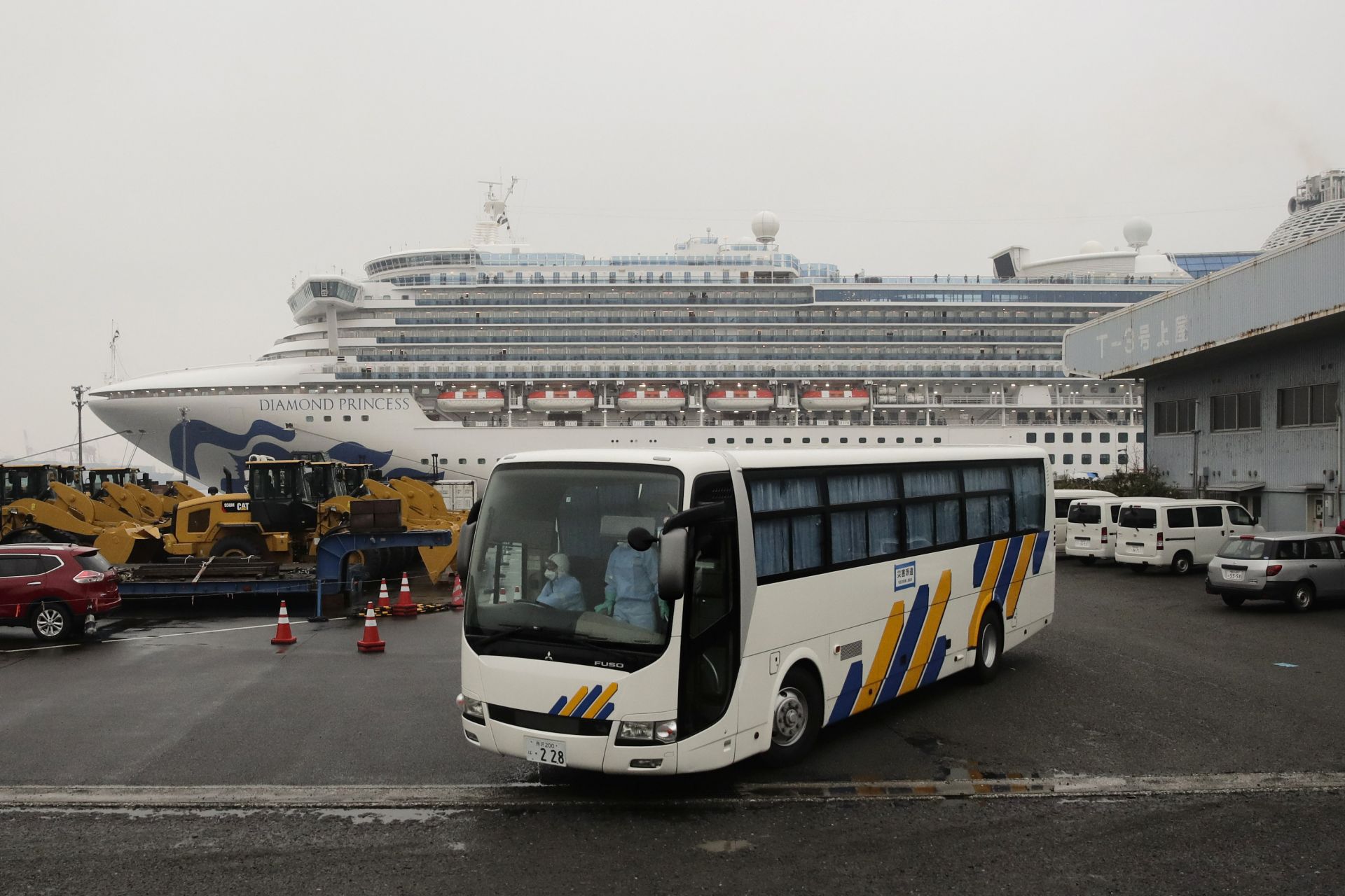 Италианските власти съобщиха днес, че ще евакуират гражданите си от круизния кораб, държан под карантина в японското пристанище Йокохама