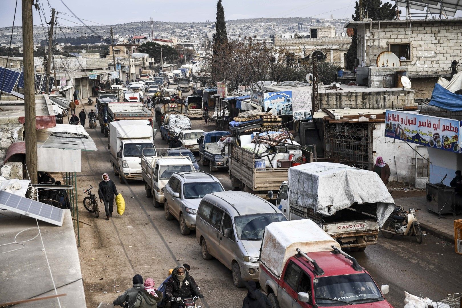 Колони от автомобили с цивилни сирийци напускат родните си места в провинция Идлиб в търсене на по-спокойно място - може би в Турция