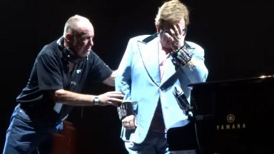 Елтън Джон изгуби глас, избухна в сълзи и прекрати концерта си (видео)