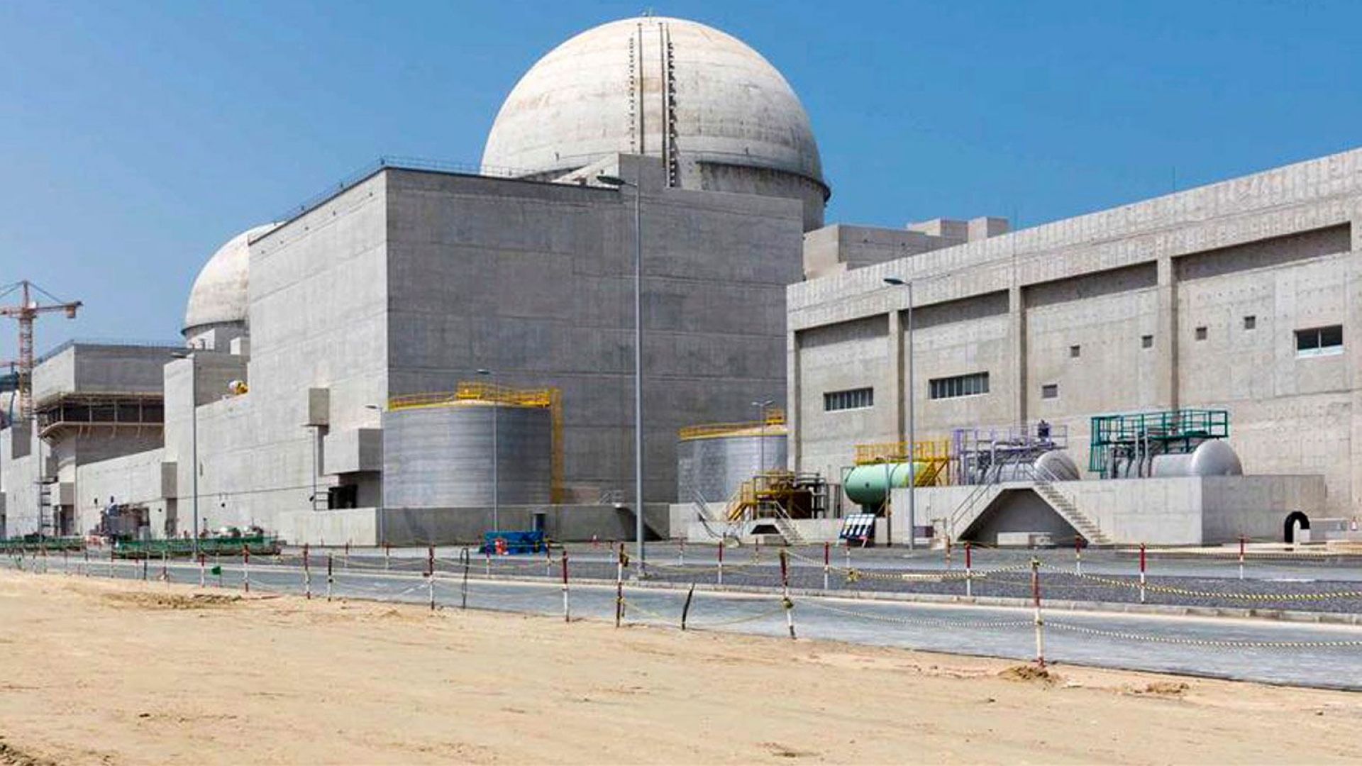 ОАЕ пускат първата ядрена централа в арабския свят
