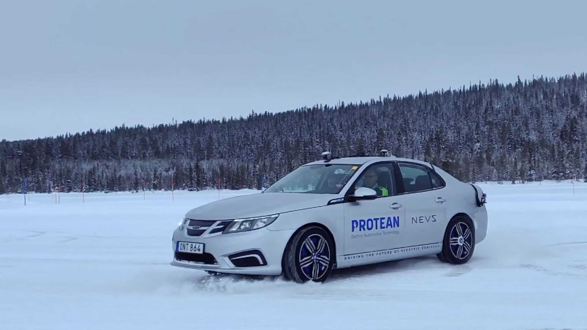 Електрически Saab прави обратен завой на място (видео)
