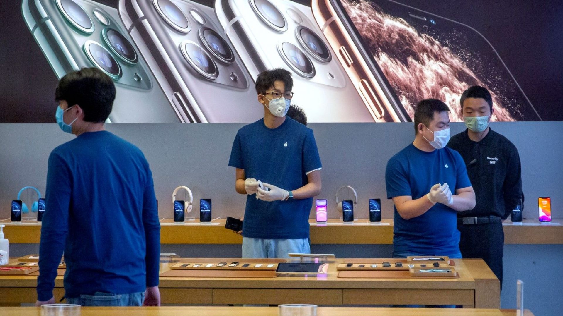 Apple затваря американските си магазини