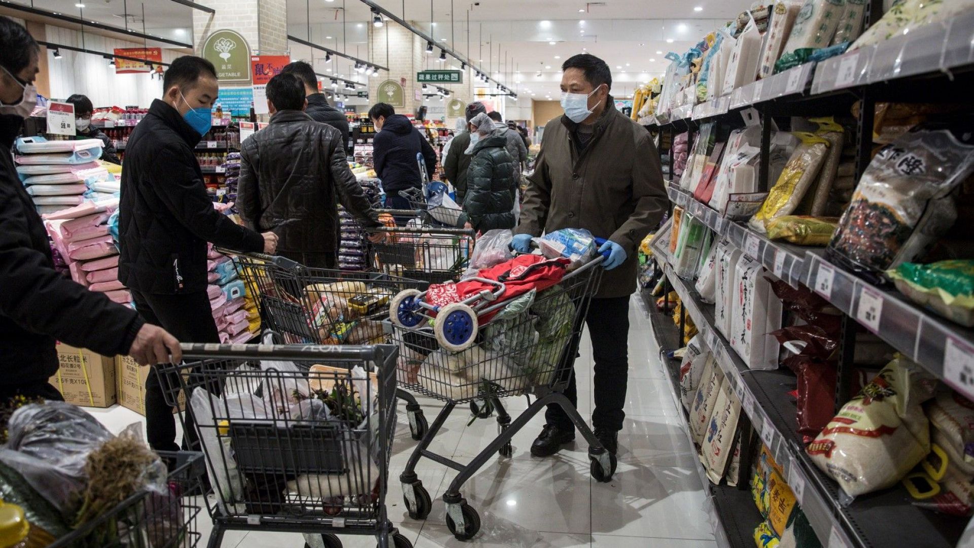 Жителите на китайския град Ухан където през декември беше установен