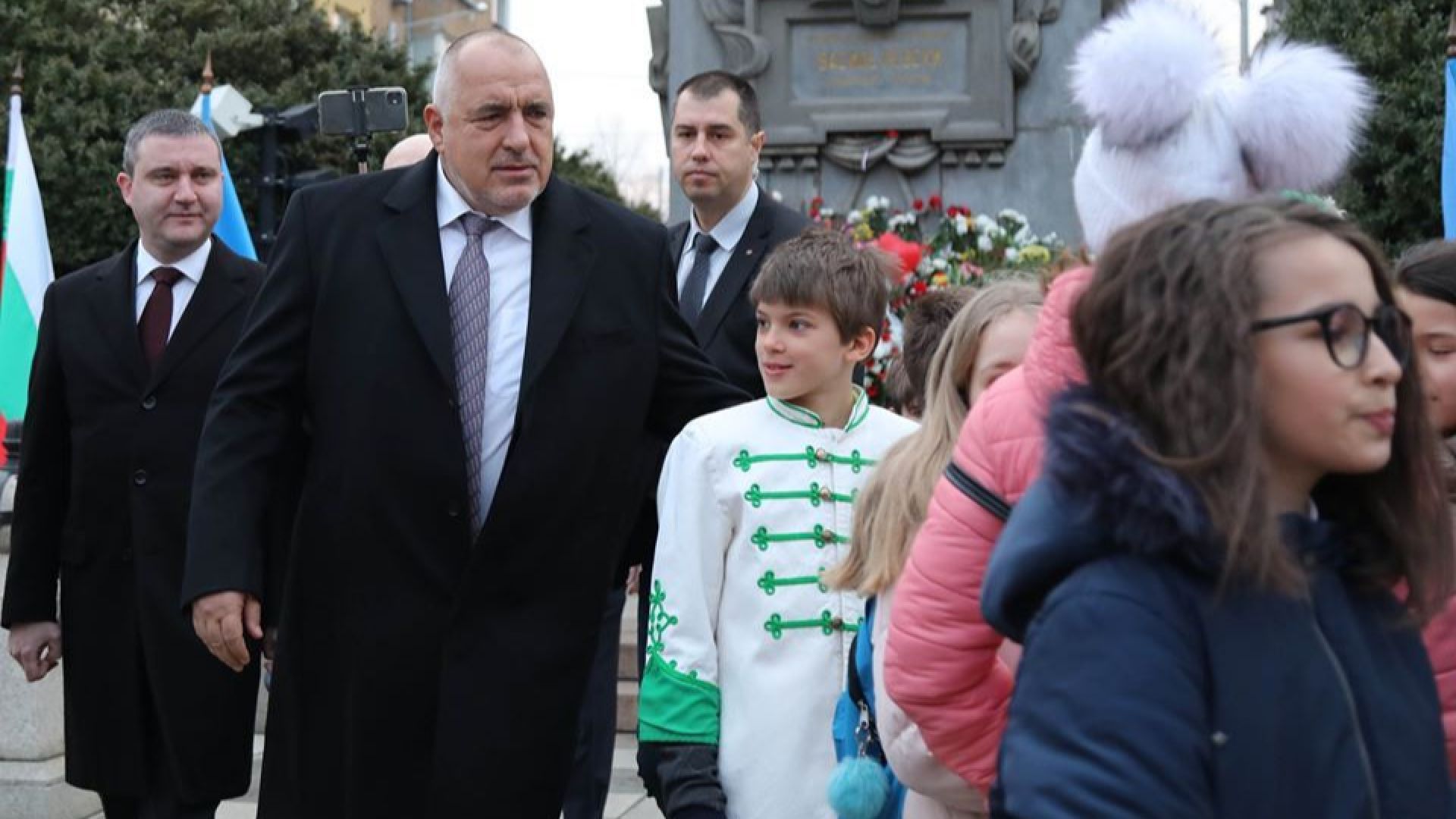 Борисов с трима министри се поклониха пред Апостола (видео+снимки)
