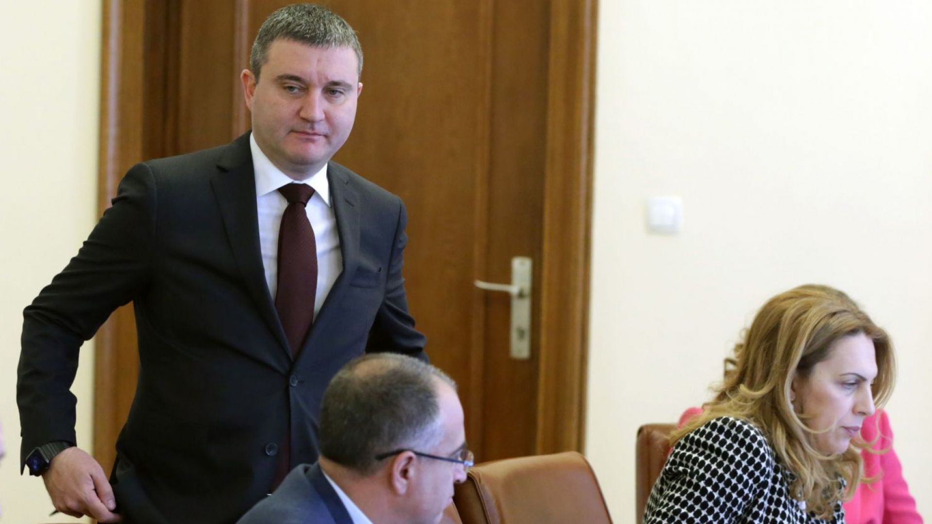 Над 250 адвокати от Фейсбук общността на българските адвокати поискаха председателят