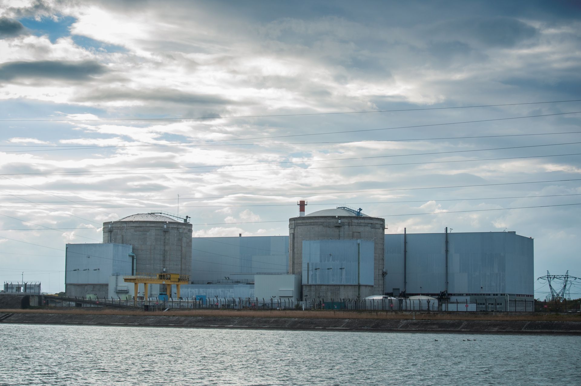 През юни 2020 г. Франция затвори и втория 900-мегаватов ядрен реактор от най-старата си ядрена централа във Фесенхайм. Първият - също 900 мегавата, бе спрян през февруари същата година