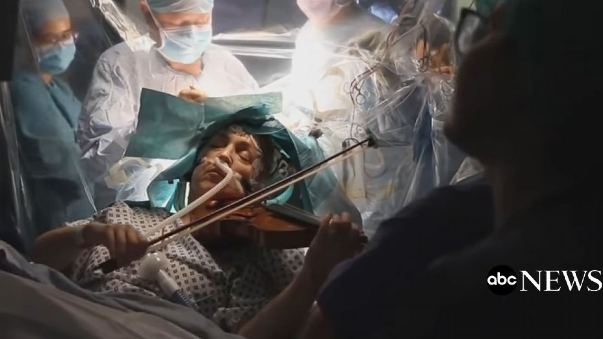 Цигуларка свири, докато ѝ правят мозъчна операция (видео)