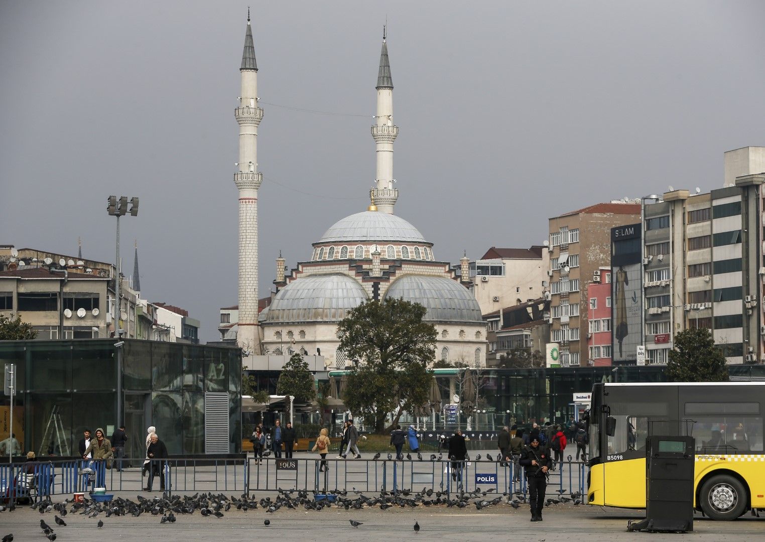 Сили за борба с безредиците са разположени пред съда в Истанбул, където на 19 февруари се гледа дело срещу 11 правозащитници, сред които бившия ръководител на турския клон на Амнести интернешънъл гледа к