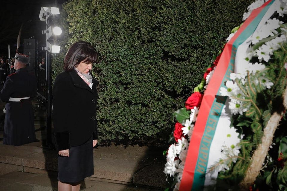 Цвета Караянчева се поклони пред паметника на Апостола